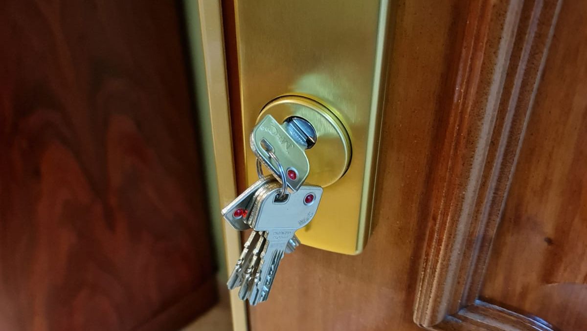 llave en puerta