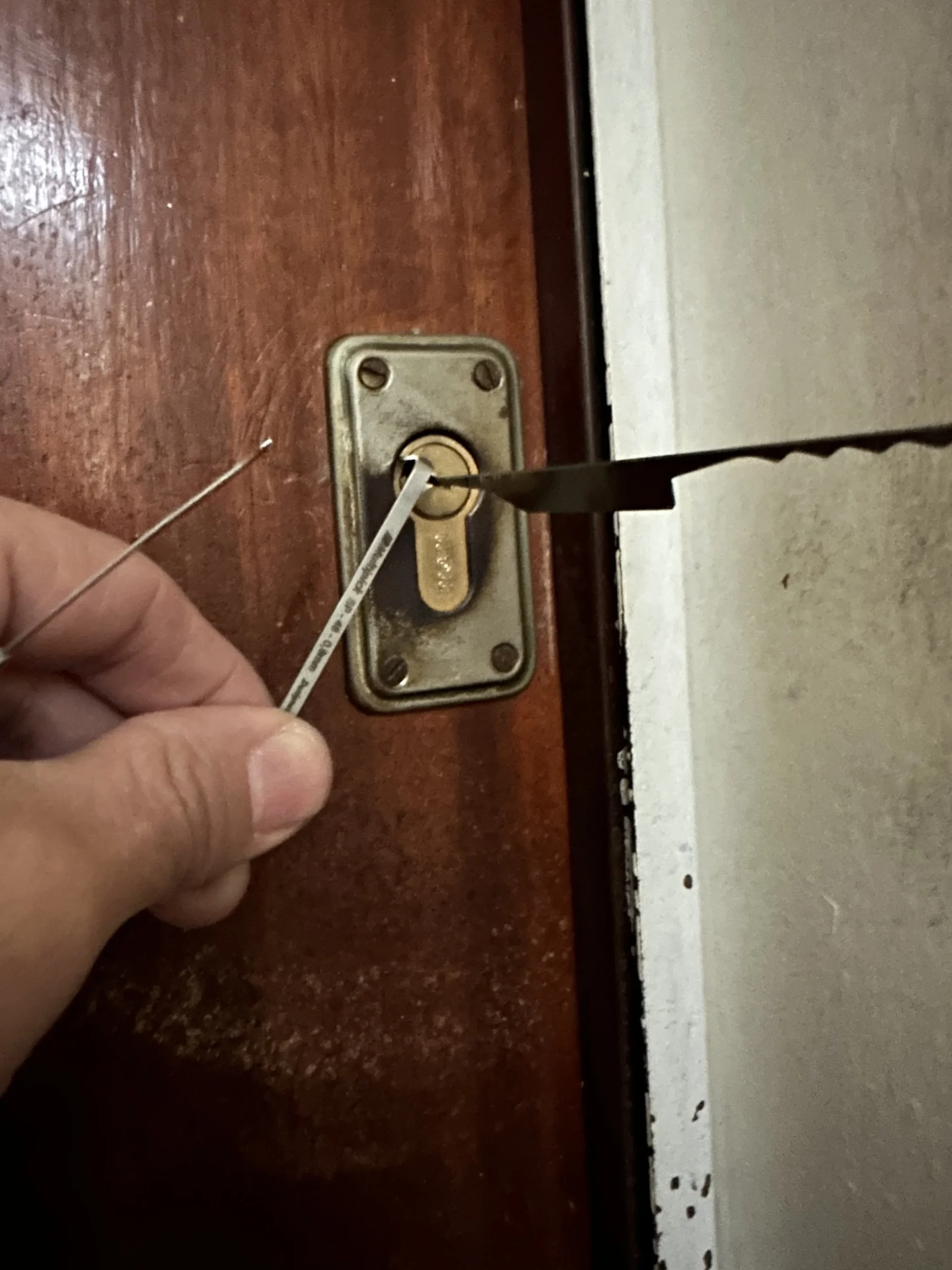 Cerrajero profesional trabajando en la apertura de una puerta en Barcelona
