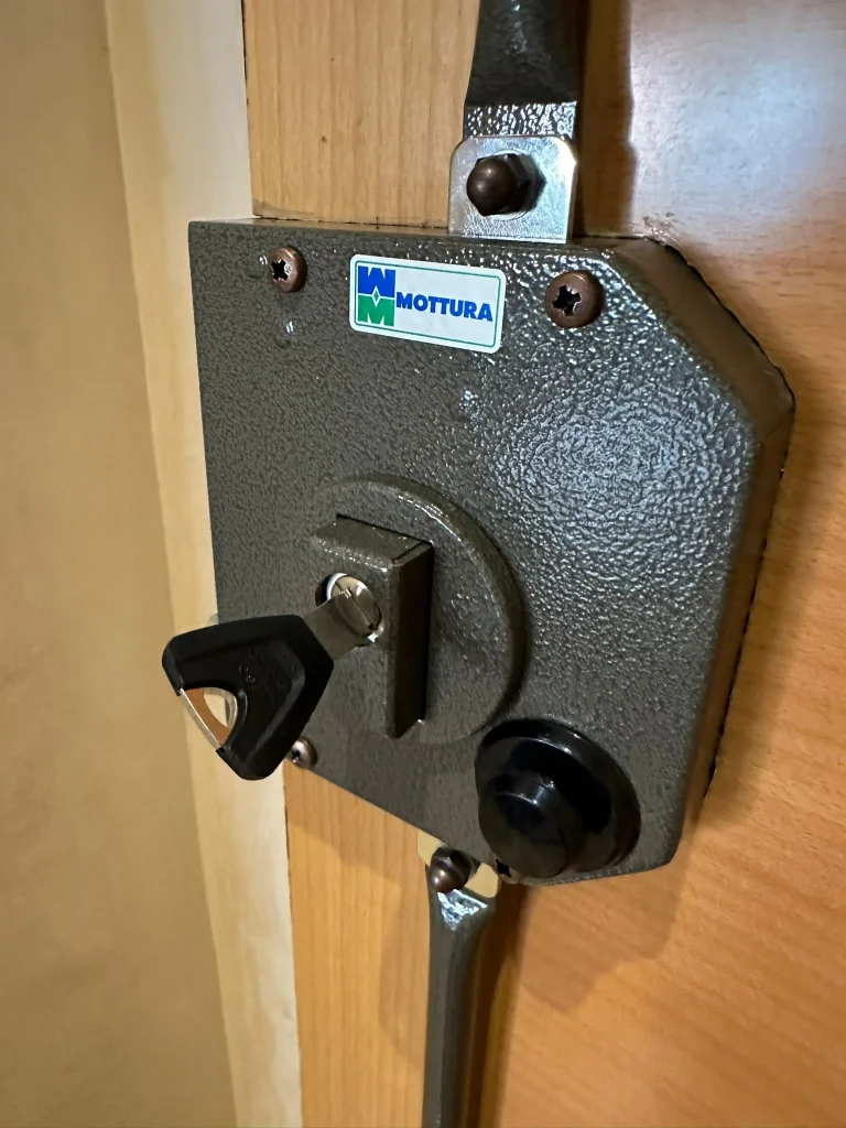 Detalle de una cerradura de seguridad instalada en una puerta