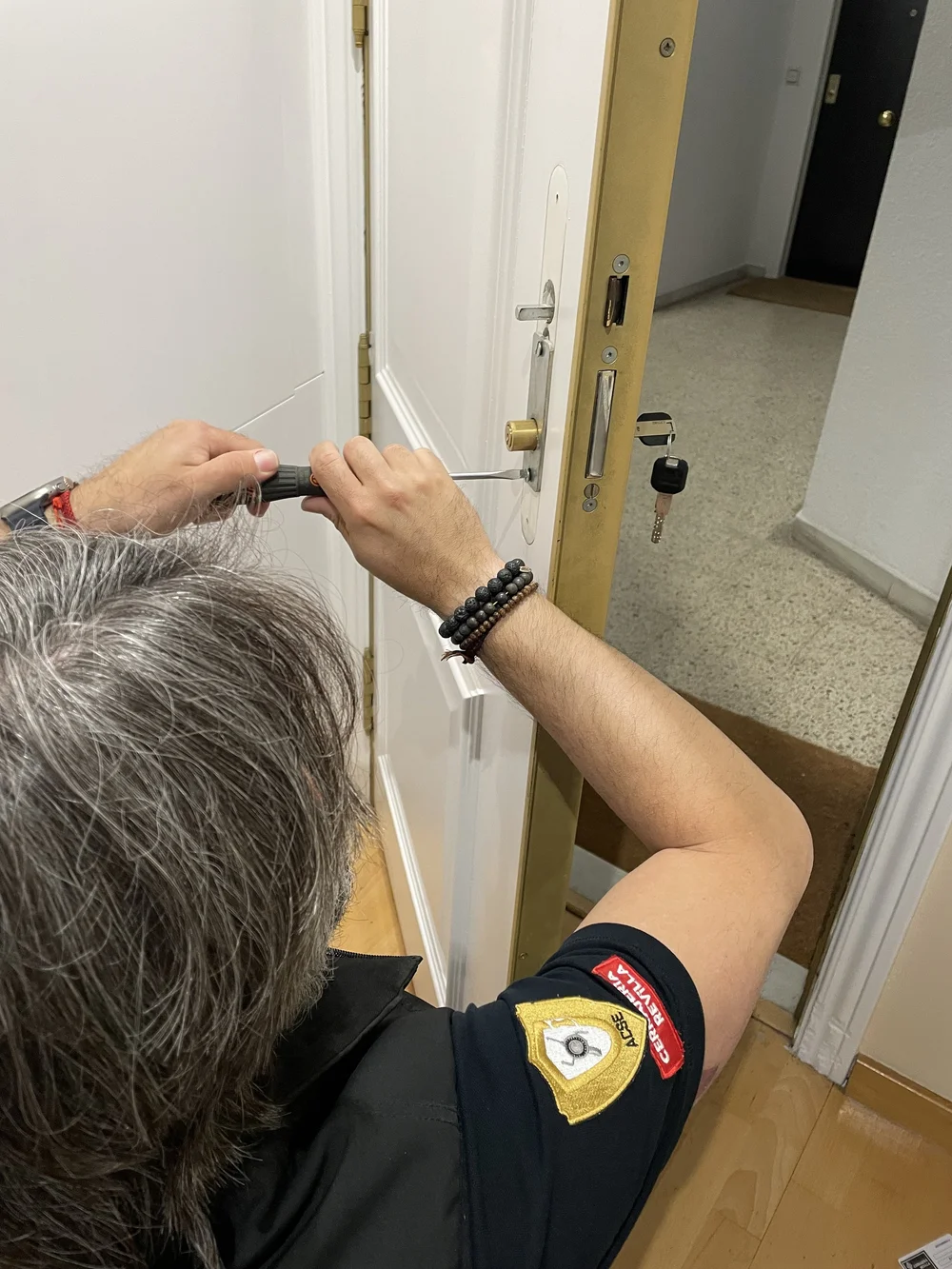Raúl Revilla realizando un trabajo profesional de cerrajería
